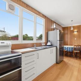Charming Sandy Bay Cottage, hotel in Sandy Bay