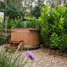 Wild Flower Wellness met privé Sauna en Hottub in prachtige tuin met overkapping, hotel en Hoenderloo