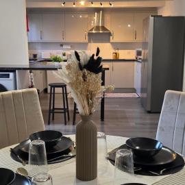 Newly renovated home near MK Stadium & Hospital