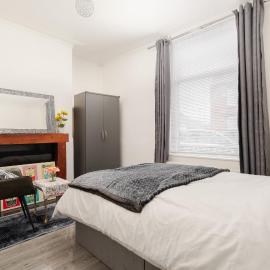 Modern 3-Bedroom Home in-Steps from Crown Point, hotel in Denton