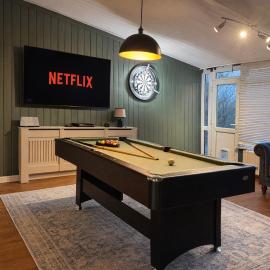 Spacious 5 Bedroom House, Sleeps 10, with Games Room, Gated Parking and Large Garden, hotel in Nottingham
