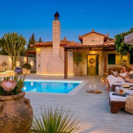 Villa Olia Heated Pool 95m Walk to Sandy Beach, hotel i Kato Gouves