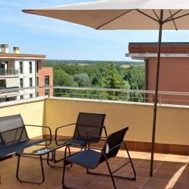 Piso de 2 dormitorios y garaje junto a Valladolid, hotel in Arroyo de la Encomienda
