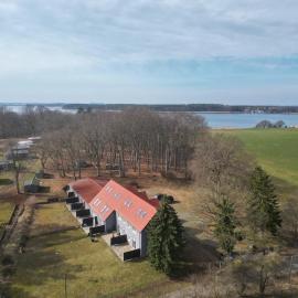 Gemütliche Ferienwohnung mit 2 Schlafzimmern am Prosnitzer Wald، فندق في Gustow
