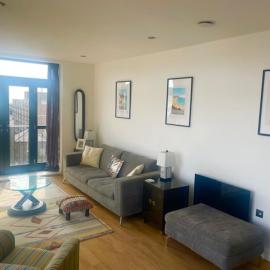 Top-end penthouse with sea views and free parking