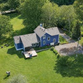 Summer Farmhouse-Hottub, Stargazing, BBQ-Sleeps 8, khách sạn ở Colborne