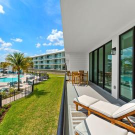 Harbor Island Beach Club - Luxury Waterfront Apartments with Views Pool Dock Private Beach Access, viešbutis mieste Melbourne Beach