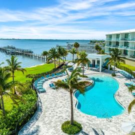 Harbor Island Beach Club - Luxury Waterfront Apartments with Views Pool Dock Private Beach Access, hotelli kohteessa Melbourne Beach