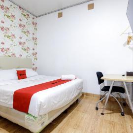RedDoorz Plus near Trans Studio Cibubur 2, hotel in Cibubur