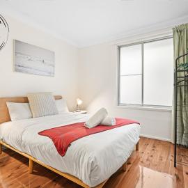 Comfy Double Room - Cozy and Well-Connected - Shared Bathroom