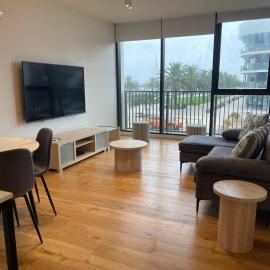 Waterfront 2 Bed Rooms Apartment with Marina Views & Free Parking, viešbutis mieste Werribee South