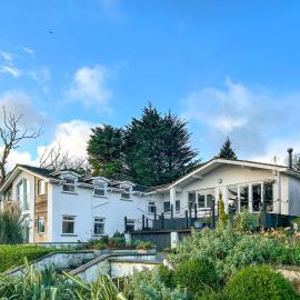 At Cedar Lodge Apartment, hotel i Laxey