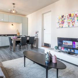 The Carriage House - Historic 3-Bedroom Apartment near Utrecht - Huize de Lekpoort Vianen, hotel in Vianen