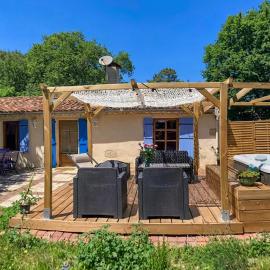 Jolie Maison Avec Jacuzzi, hotel v destinaci Vensac