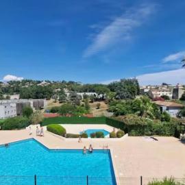 Appartement au calme, avec piscine et vue dégagée
