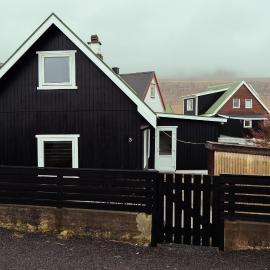 Á Reyni - House - Historic stay - Village life, hotell i Sandur