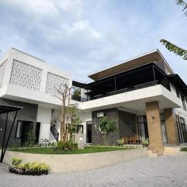 Spacious Tropical Villa with Pool and Bfast, hotel em Sleman