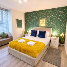 Spacious One Bedroom Apartment - With Parking and WiFi - Town Centre Location - Gated Access - Walk to Beach!