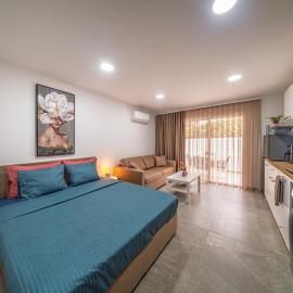 The Secret Garden -Studio Apartment in Kapparis, hotel em Paralimni