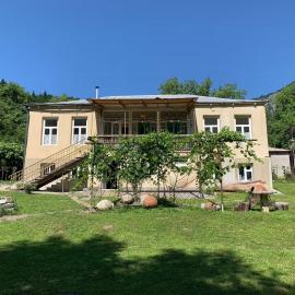 Authentic house with a huge garden، فندق في Utsera
