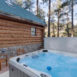 Eagle Cliff Retreat- Hot Tub Log House Retreat, hotel in Rapid City