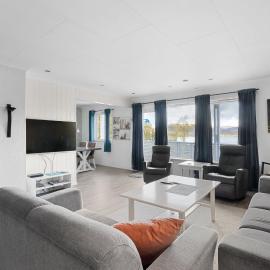 Lovely 4 bedroom house with the view of aurora