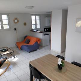 Maison Face au Mont avec extérieur, hotel in Avranches