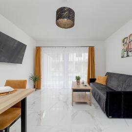 Nadmorski Apartament z Tarasem, Ogródkiem i Parkingiem Blisko Plaży by Noclegi Renters