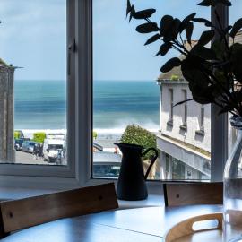 Sea View Apartment Sleeps 6 Central Newquay 100m to Beach، فندق في نيوكواي
