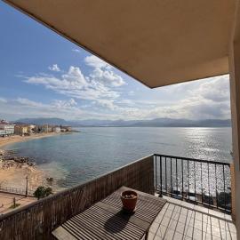 Balcon sur la mer appartement climatisé deux chambre plages commerces et parking gratuit au pied de l immeuble