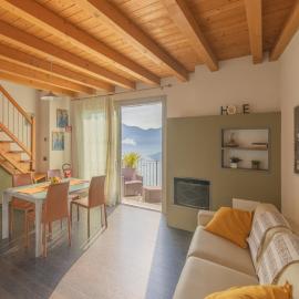 EnjoyIseoLake - Vittoria - Casa vacanze su 2 piani con vista lago e piscina, hotel a Parzanica