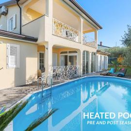Holiday House with Private Pool Villa Seabird