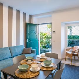 GuestHost - Charming 3-Story Lakefront Villa