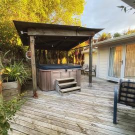 Secluded room with a spa bath on a private terrace, hotel in Rotorua