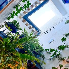 Rainbow House with Castle and Mountain Views، فندق في فيليز بلانكو