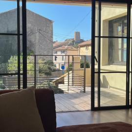 Grande maison 6 chambres au coeur du village, piscine et proche mer