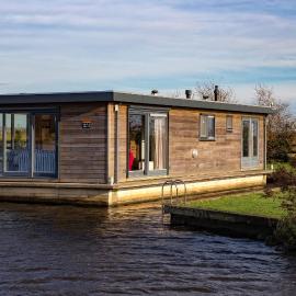 Woonboot Sweltsje, hotel u gradu Ernevald