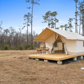 Lakeside Glamping with Free Kayaks & Fishing, hotel in Wewahitchka
