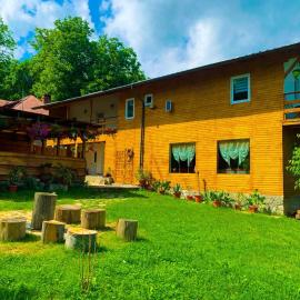 Cabana de sub deal Valea Doftanei, hotel in Trăisteni
