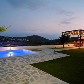 Thea Hill, hotel i Kritharia