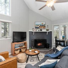 Pet-Friendly Retreat Walk to Slopes & Village