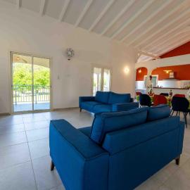 Grande maison lumineuse - 8 personnes - jardin arboré & terrasse, hotel din Petit-Canal