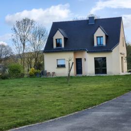 Maison face aux chevaliers de la table ronde proche de la forêt de brocéliande et du lac au duc