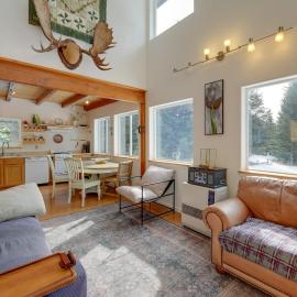 Bring Your Pets! Secluded Homer Escape w/ Deck, hotel a Homer