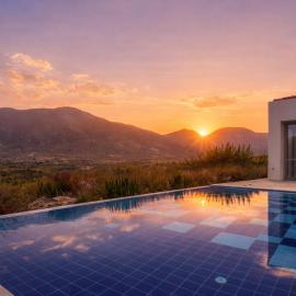 Villa Iremia, Piscine à Débordement & Vue Mer Panoramique、Chaliotataのホテル