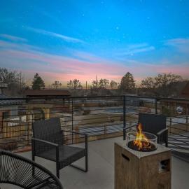 Timber & Tin G 2Bed 2Bath w Pool & Rooftop Deck