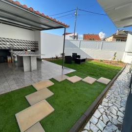 Casa na Charneca da Caparica com Espaço Exterior, hotel a Charneca