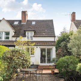 Spacious Surrey Home Garden Fast London Links - Pass the Keys, hotelli kohteessa Addlestone