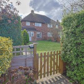 Newly renovated lovely garden driveway parking - Pass the Keys