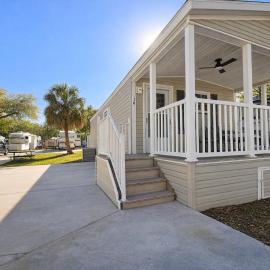 Resort-Style 1 Bedroom with 3 Pools and Hot Tub, hotel a Dover
